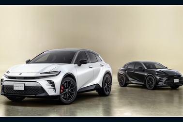 (左):特別仕様車 SPORT RS “THE 70th” (ベース車両はSPORT RS)